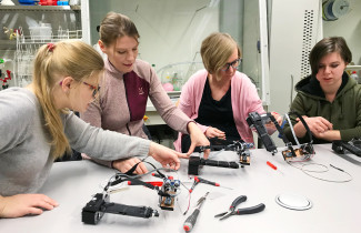 Opiskelijoita fysiikan laboratoriossa.