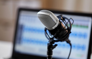 Lähikuva mikrofonista studioympäristössä.