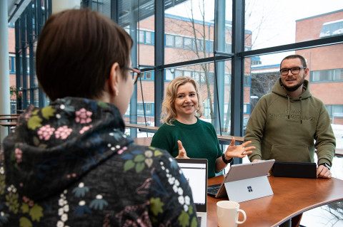 Verkko- ja monimuotopedagogiikan fasilitaattorien kuvituskuva.