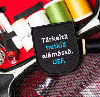 UEF-haalarimerkki ompelusetin päällä